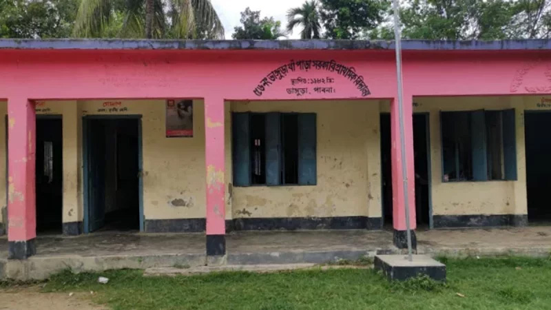 ভাঙ্গুড়ায় প্রাথমিক বিদ্যালয়ের শিক্ষকের শোকজ ঘিরে বিতর্ক