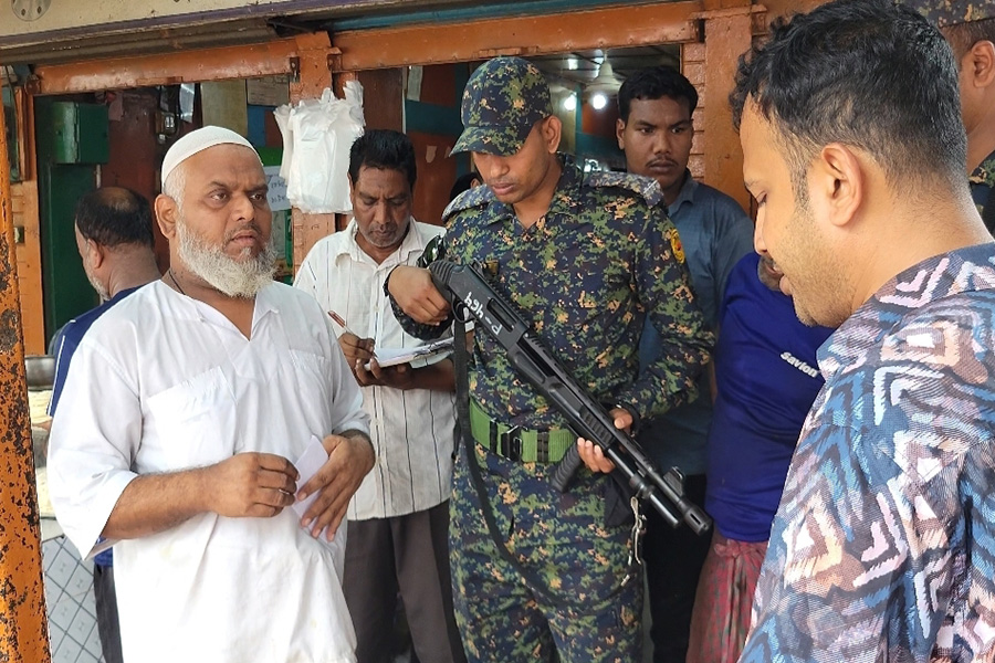 পাবনায় বিভিন্ন অনিয়মের অভিযোগে ৬টি‌ প্রতিষ্ঠানকে জরিমানা