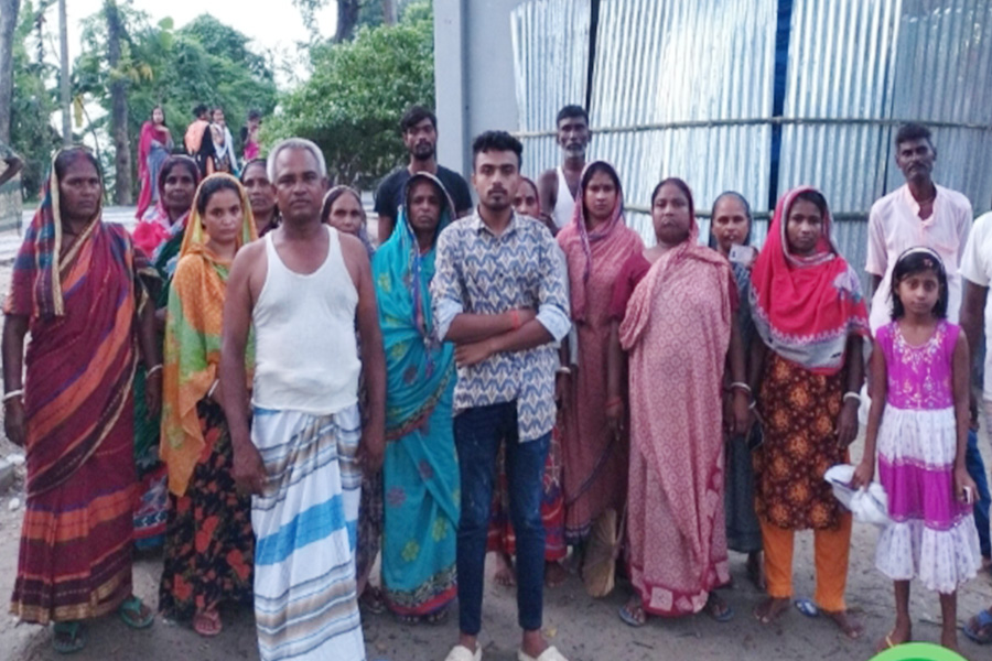 সরকারি অনুদান দেওয়ার নামে অর্থ হাতিয়ে নেওয়ার অভিযোগ