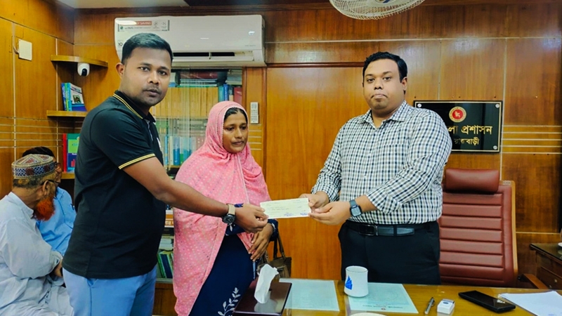 পাংশায় বজ্রপাতে নিহত দুই পরিবারকে সরকারি অর্থ সহায়তা প্রদান