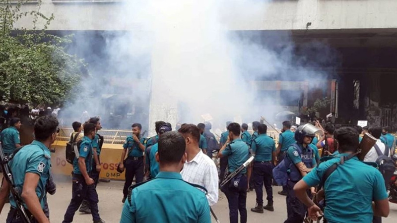 হঠাৎ উত্তপ্ত প্রেসক্লাব এলাকা, পুলিশের সাউন্ড গ্রেনেড নিক্ষেপ