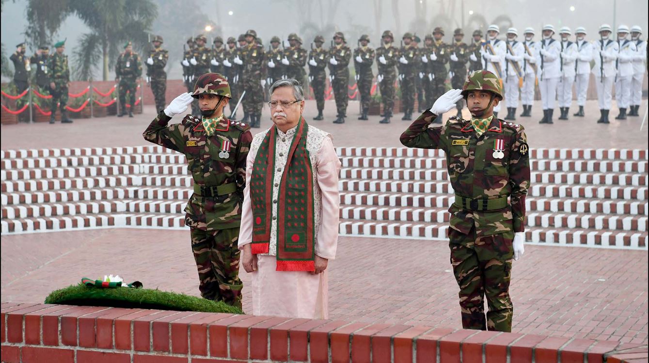 জাতীয় স্মৃতিসৌধে রাষ্ট্রপতি ও প্রধান উপদেষ্টার শ্রদ্ধা