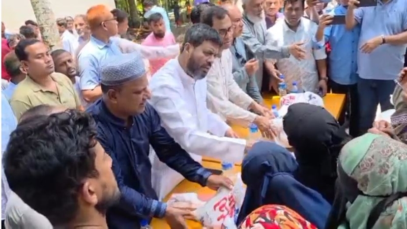 পরশুরামে বন্যা কবলিত মানুষের মাঝে মজনু’র ত্রাণ সমাগ্রী বিতরণ