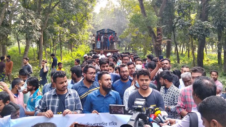 ৯ ঘণ্টা ধরে রেল অবরোধ বাকৃবি শিক্ষার্থীদের