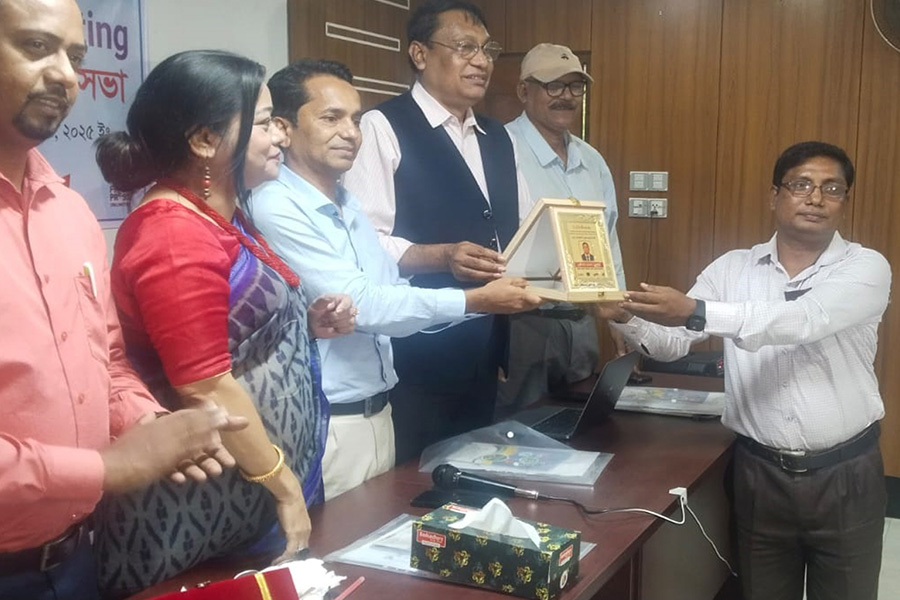 কুড়িগ্রামে লাইট হাউজ’র সেরা ফেলোশিপ পেল প্রহলাদ মন্ডল