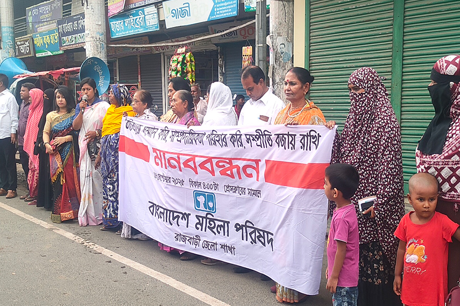 সাম্প্রদায়িক সম্প্রীতি বজায় রাখার দাবিতে রাজবাড়ীতে মানববন্ধন