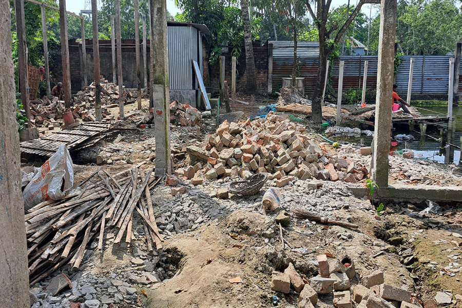 রাজবাড়ীতে আদালতের মামলা উপেক্ষা করে প্রকাশ্যে উচ্ছেদ