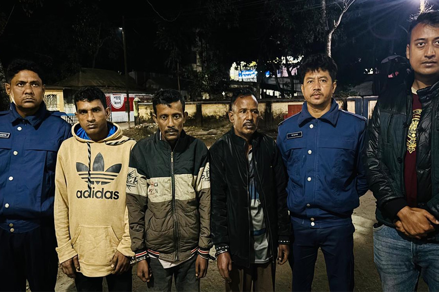 দৌলতদিয়া-পাটুরিয়া নৌরুটে চলন্ত ফেরিতে জুয়ার আসর