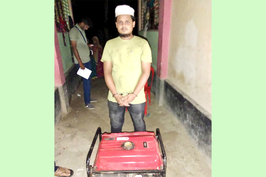 গোয়ালন্দে নূরাল পাগলার দরবার থেকে লুট হওয়া জেনারেটরসহ যুবক গ্রেপ্তার