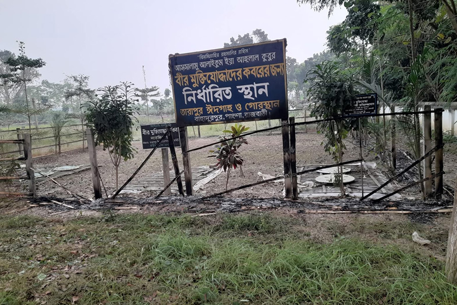 পাংশায় মুক্তিযোদ্ধাদের সংরক্ষিত কবরস্থানে দুর্বৃত্তদের অগ্নিসংযোগ