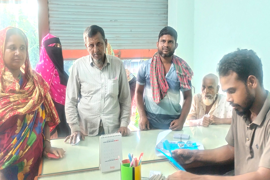 গোয়ালন্দে খাদ্য বান্ধব কর্মসূচির কার্ড বিতরনে অতিরিক্ত অর্থ আদায়ের অভিযোগ