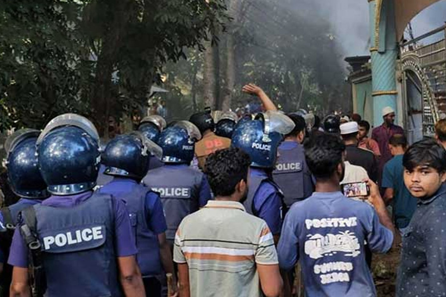 নুরাল পাগলের দরবারে পু‌লি‌শের ওপর হামলায় মামলা