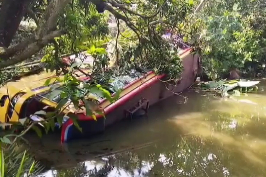 রাজবাড়ীতে এক বাসের ধাক্কায় আরেক বাস খাদে, আহত ১১