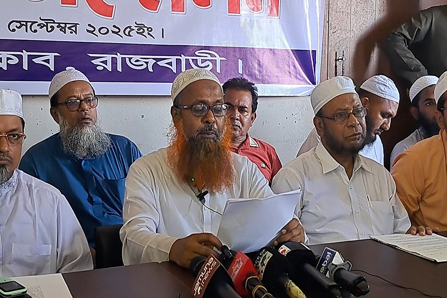 রাজবাড়ীতে কবর গুড়িয়ে দেওয়ার হুঁশিয়ারি