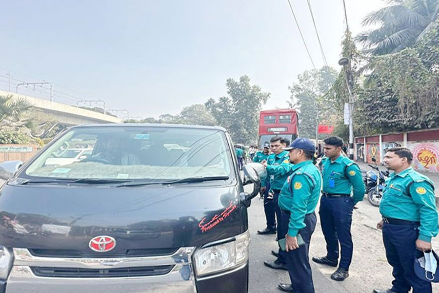 রাজধানীজুড়ে নিরাপত্তা জোরদার, মোড়ে মোড়ে গাড়ি তল্লাশি