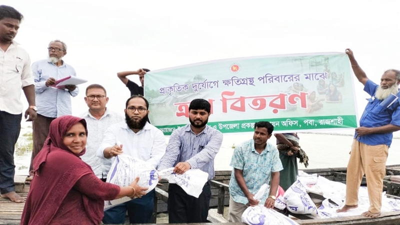 নৌকায় করে ত্রাণ পৌঁছাল দুর্গম চরাঞ্চলে