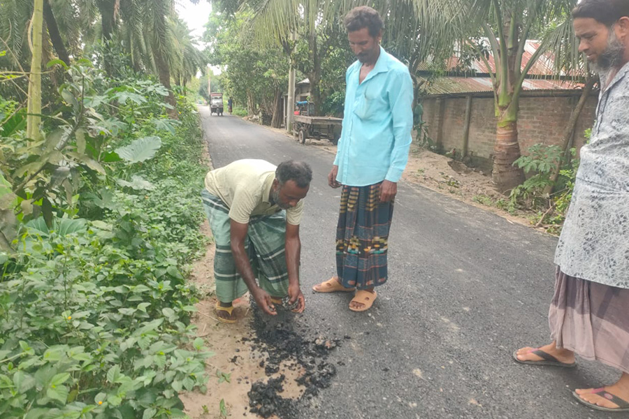 রাজশাহী দুর্গাপুরে কোটি টাকার সড়ক নির্মানে অনিয়মের অভিযোগ