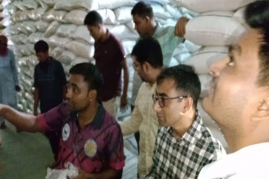 রাজশাহীর গুদামে গুদামে পচা চালের পাহাড়