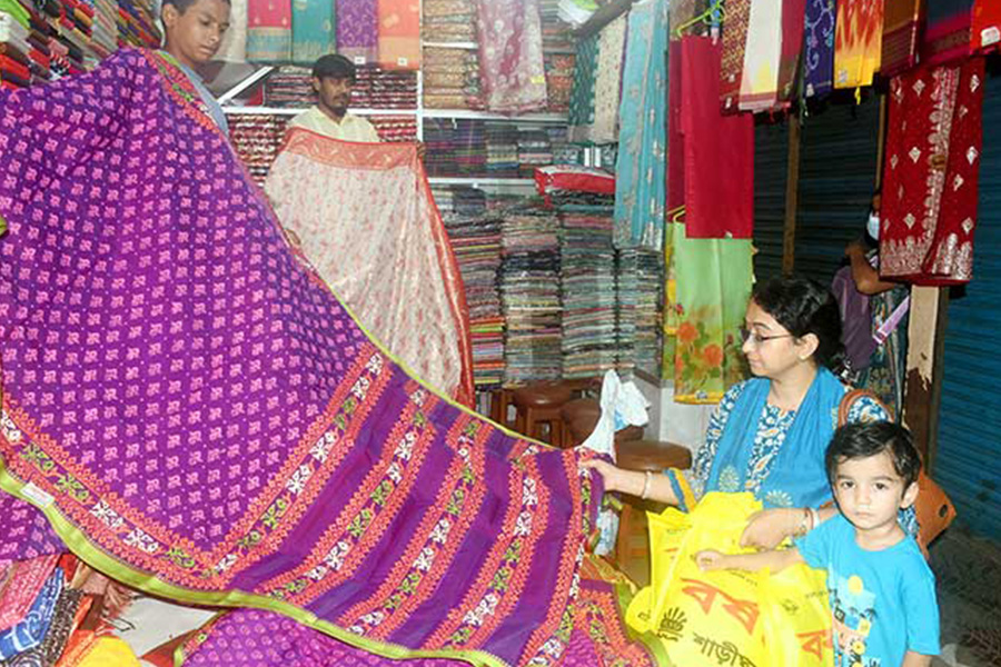 পূজার রঙে, শাড়ি-ফ্যাশনে জমজমাট রাজশাহী