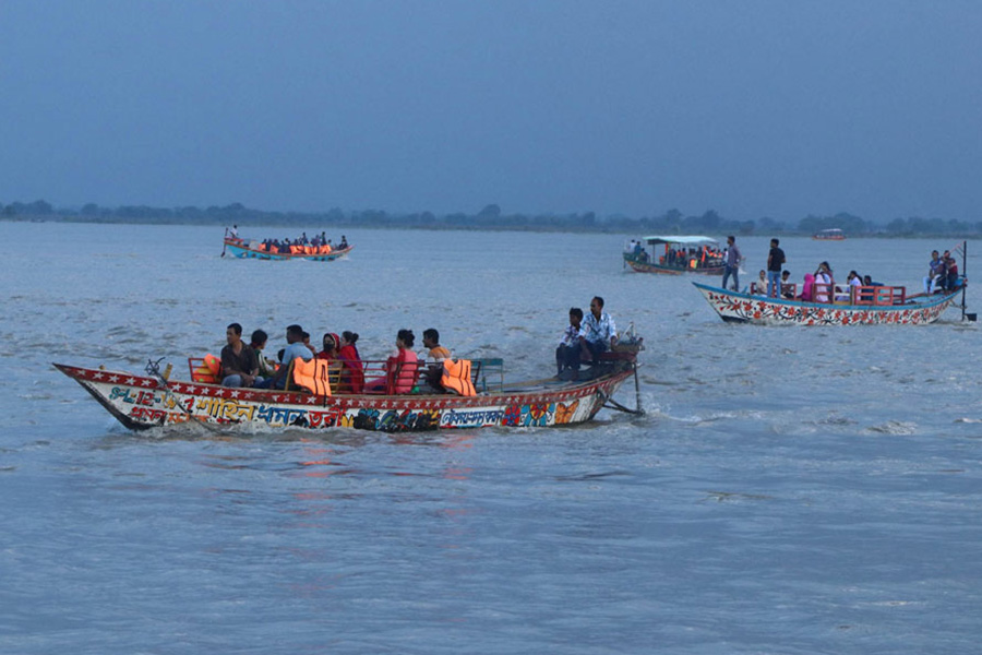 রাজশাহী পদ্মা নদীতে লাইফ জ্যাকেট ছাড়া ঝুঁকিপূর্ণ নৌভ্রমণে দর্শনার্থীরা