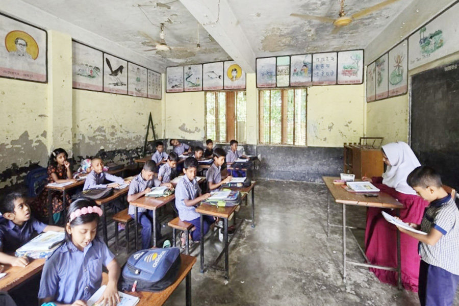 রাজশাহী চারঘাটে ঝুঁকিপূর্ণ ভবনে পাঠদান