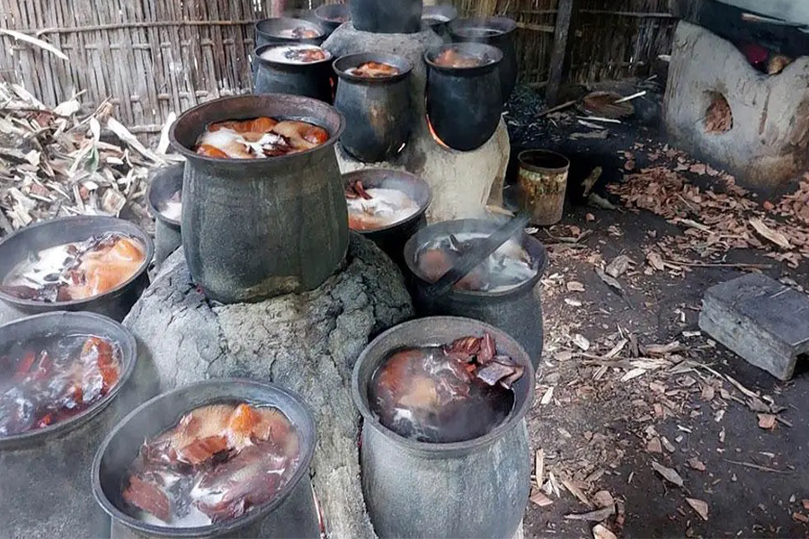 রাজশাহীতে ঐতিহ্য হারানোর পথে চারঘাটের খয়েরশিল্প