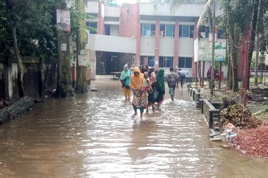 সামান্য বৃষ্টিতেই জলাবদ্ধতার কবলে পুঠিয়া স্বাস্থ্য কমপ্লেক্স চত্বর