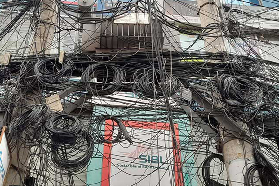তারের জটিলতায় ঢেকে যাচ্ছে রাজশাহীর সৌন্দর্য