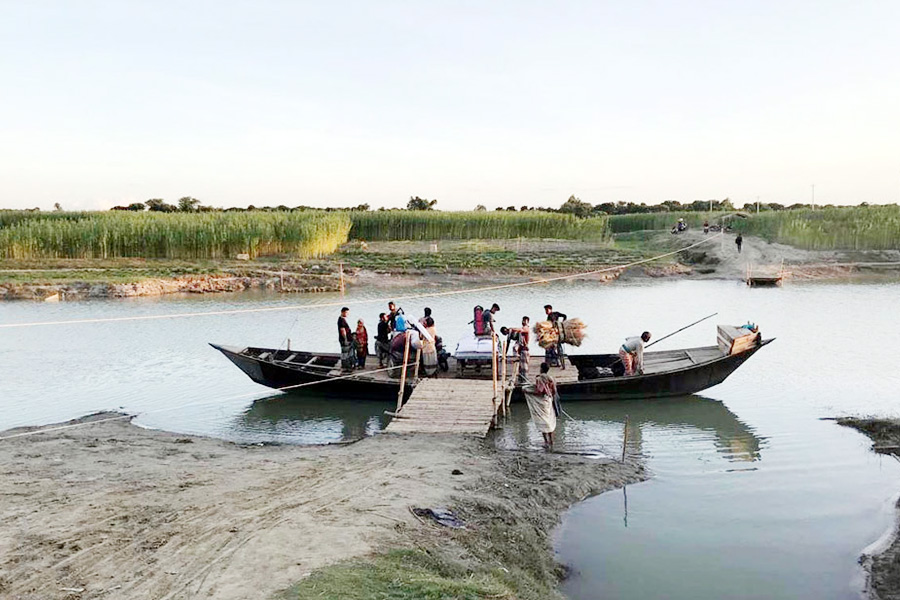 বাঘায় সেতুর অভাবে ১৫ চরের মানুষের দুর্ভোগ