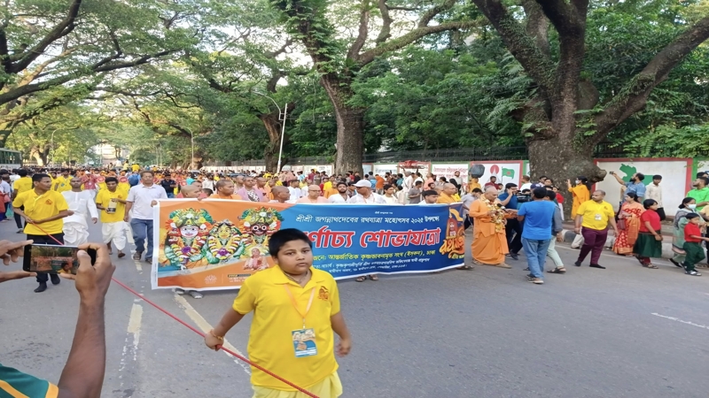রাজধানীতে রথযাত্রায় মানুষের ঢল