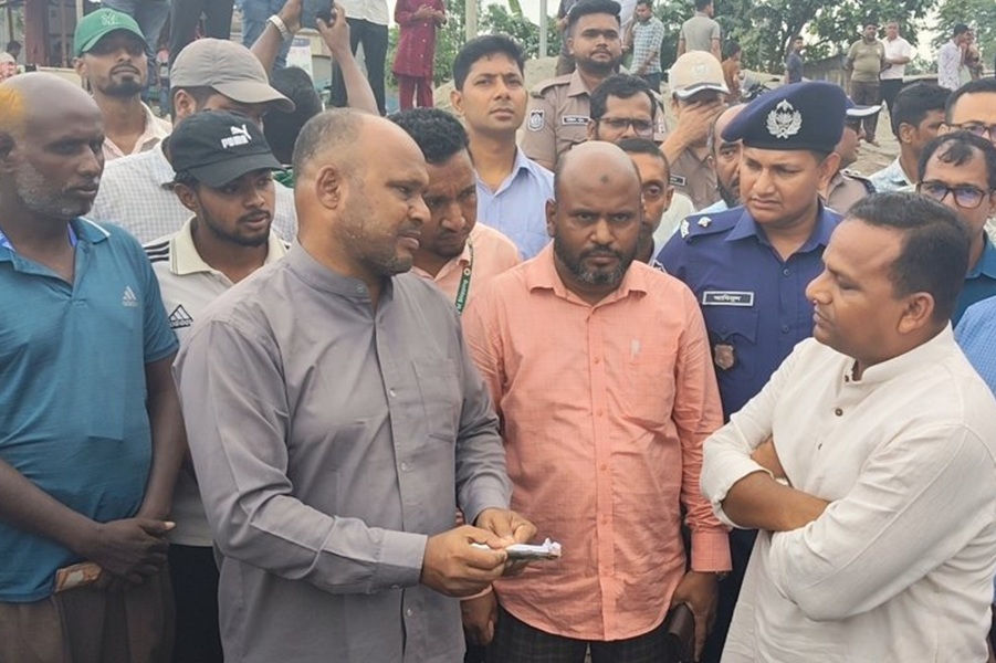 যাত্রীদের জিম্মি করে বাড়তি ভাড়া আদায়, ছদ্মবেশে ধরলেন প্রতিমন্ত্রী