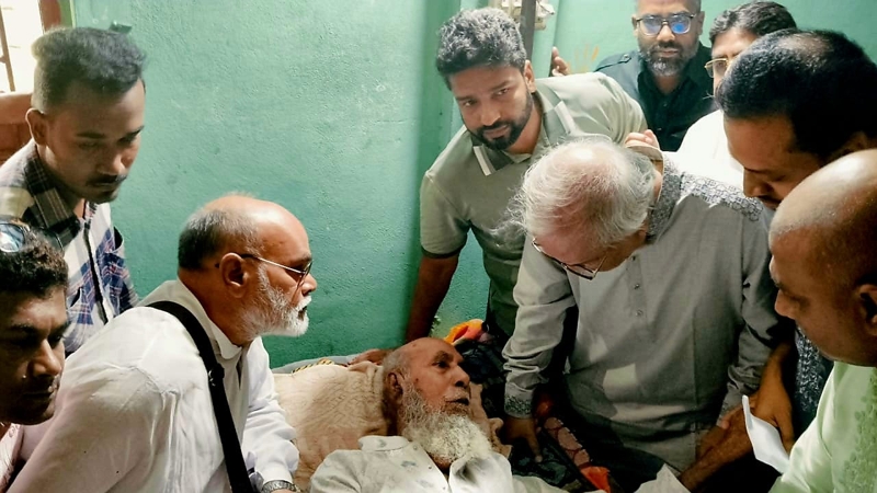 প্রবীণ দলীয় কর্মী ‘তাহের ঠাকুর’-এর পাশে দাঁড়ালেন তারেক রহমান