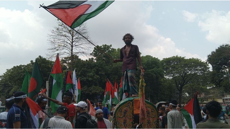 পতাকা উড়িয়ে রিকশার চালকের ভালোবাসা প্রকাশ