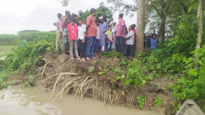 মাদারীপুরে আড়িয়াল খাঁ নদী ভাঙনে দিশেহারা দুই শতাধিক পরিবার