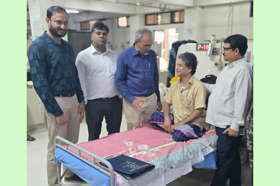 সাংবাদিক টুটুলকে দেখতে জাতীয় হৃদরোগ হাসপাতালে ডাঃ রফিক