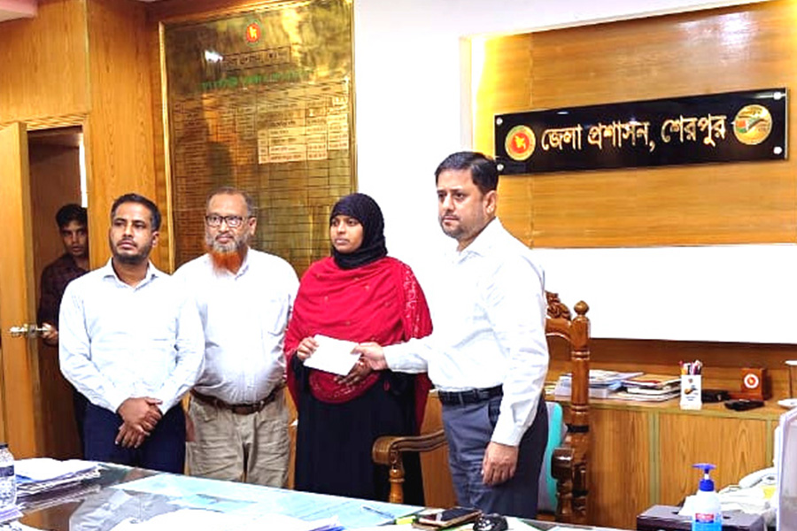 শেরপুর নিহত পরিবারের মাঝে বিআরটিএ’র চেক বিতরণ