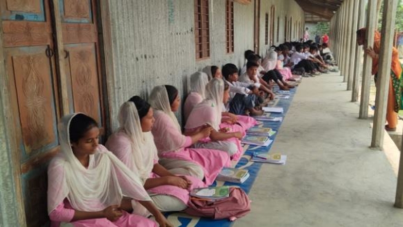 শ্রেণি কক্ষে তালা, ক্লাস হচ্ছে বারান্দায়