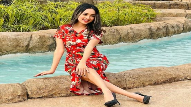 ভিডিও কলে নীলাকে ব্যাটিং শেখালেন স্বামী
