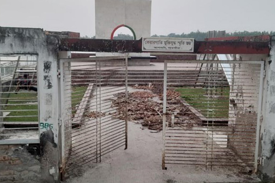 কালের বিবর্তনে অযত্নে কেয়ারগাতি মুক্তিযুদ্ধের স্মৃতিস্তম্ভ