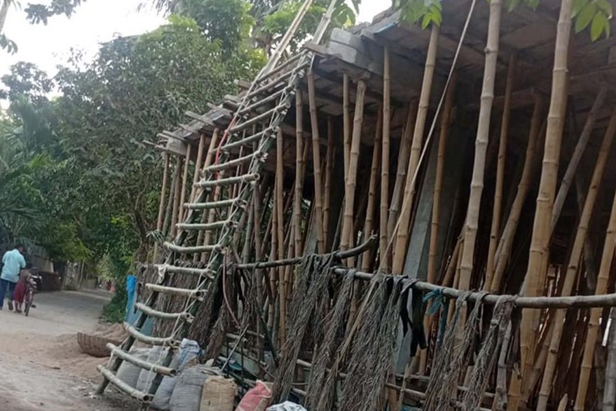 সরকারি রাস্তার উপর পাঁকা ঘর নির্মাণের অভিযোগ