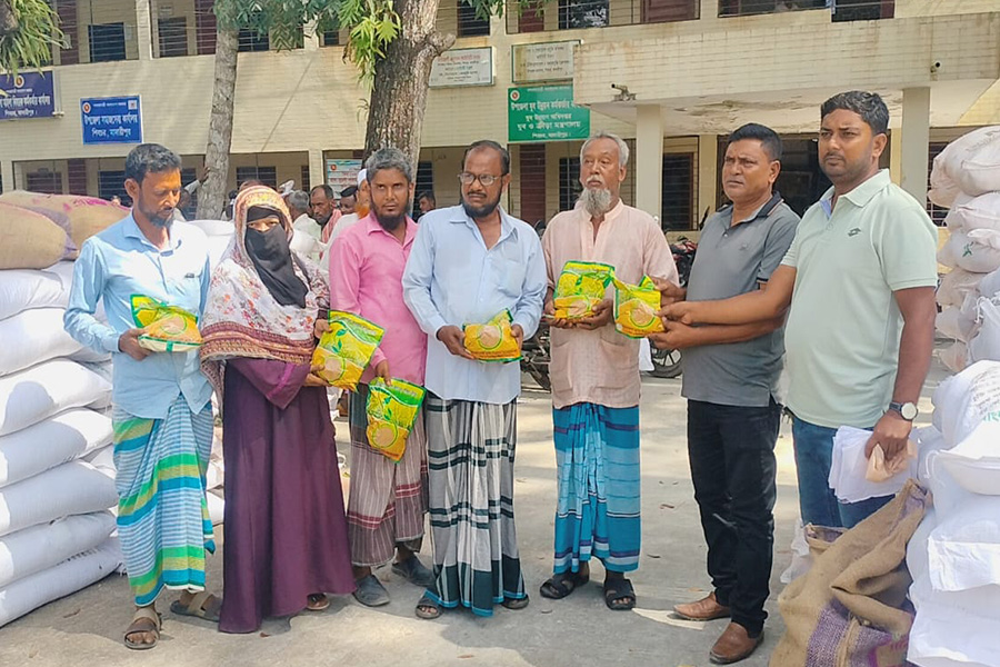 শিবচরে কৃষকদের মুখে হাসি ফুটাতে  বিনামূল্যে বীজ ও সার বিতরণ