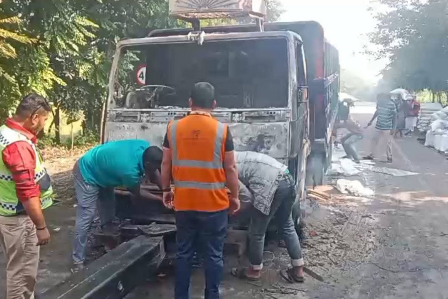 ঢাকা-ভাঙ্গা এক্সপ্রেসওয়েতে পুলিশের গাড়ি ভাঙচুর