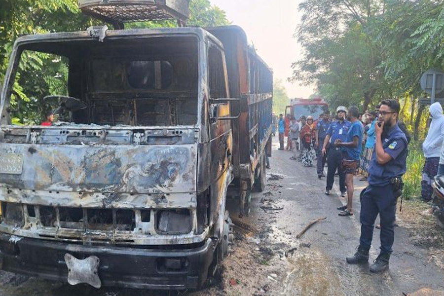 পদ্মা সেতুর জাজিরা প্রান্তে ককটেল বিস্ফোরণ, ট্রাকে আগুন