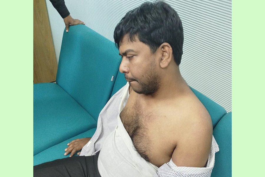 ব্যাংক কর্মকর্তাকে মারধরের অভিযোগ শিবিরকর্মীদের বিরুদ্ধে