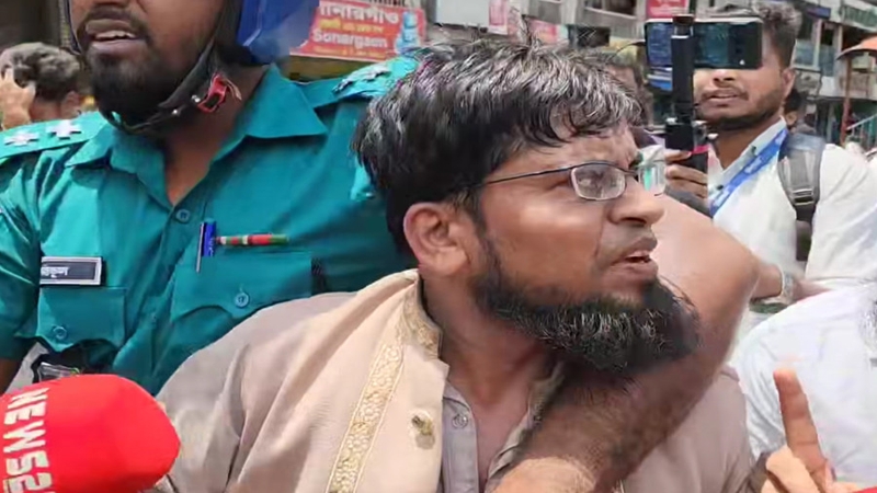 ‘ভাইরাল’ সিদ্দিককে ধানমণ্ডি ৩২ নম্বরে গণপিটুনি