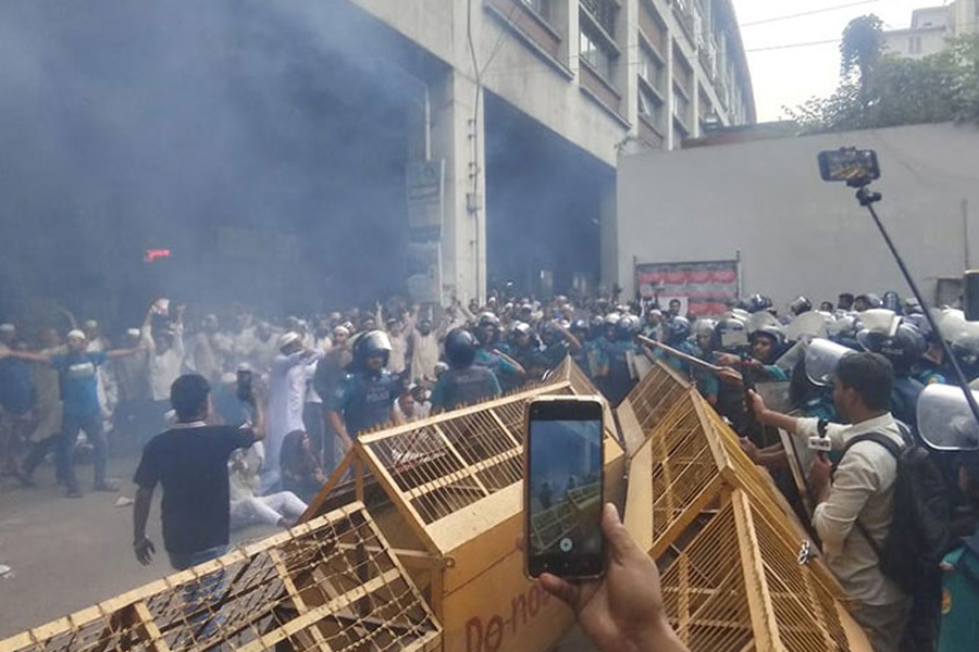 ইবতেদায়ি শিক্ষকদের মিছিল ছত্রভঙ্গ করে দিল পুলিশ