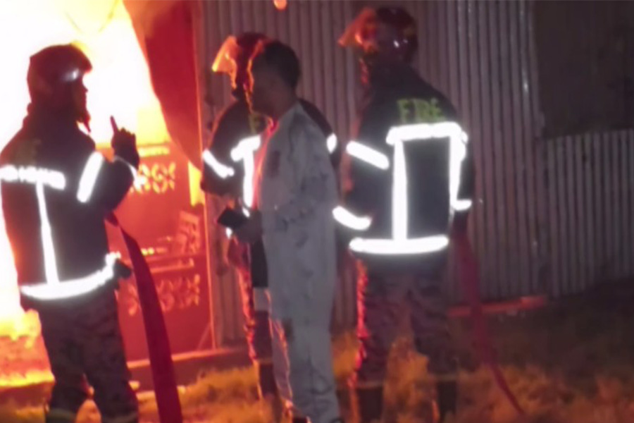 সিরাজগঞ্জে ফার্নিচার গোডাউনে ভয়াবহ অগ্নিকাণ্ড