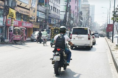 সড়কে চলাচল স্বাভাবিক, পাশাপাশি শপিংমলগুলোও খুলেছে