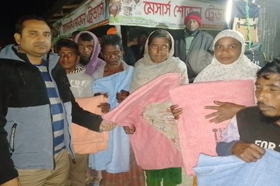 গভীর রাতে শীতার্তদের পাশে রাজারহাট ইউএনও