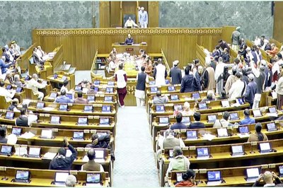 ভারতের সংসদে তুলকালাম, মোদিকে ঘিরে ধরে হট্টগোল